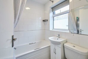 Shower, hair dryer, towels, shampoo - Host & Stay | Shaftsbury (Nottingham)