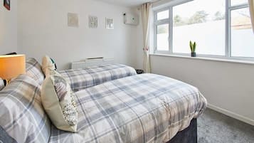 2 Schlafzimmer, Schreibtisch, BĂŒgeleisen/BĂŒgelbrett, Reisekinderbett