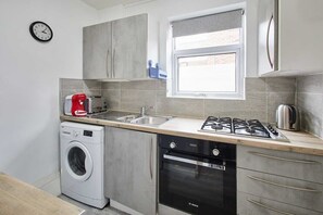 Fridge, microwave, oven, stovetop - Host & Stay | Shaftsbury (Nottingham)