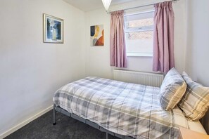 2 habitaciones, escritorio y tabla de planchar con plancha 