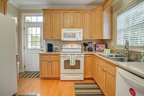 House (3 Bedrooms) | Private kitchen | Microwave, oven, stovetop, dishwasher - Spacious Murrells Inlet Home - Walk to Beach! (Murrells Inlet)