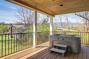 Interior - Private Hot Tub & Mountain View: Newport Home (Newport)