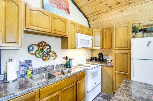 Charming Cabin Near Great Smoky Mountains!