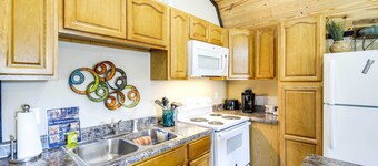 Charming Cabin Near Great Smoky Mountains!