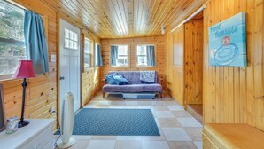 L'intérieur d'une cabine comprenant un canapé, un bureau, une lampe et un panneau indiquant « Location de bouées ».