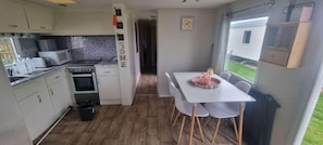 Chalet | Cuisine privée | Réfrigérateur, micro-ondes, four, plaque de cuisson
