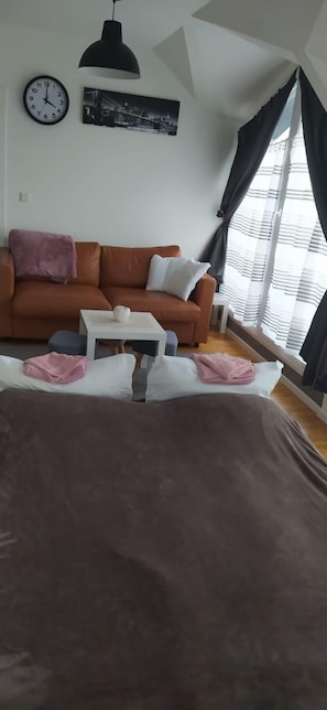 1 bedroom, desk, free WiFi, bed sheets