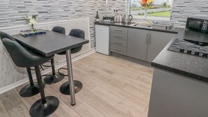 電冰箱、電熱水壺、烤麵包機、鍋具/餐盤/廚房用品