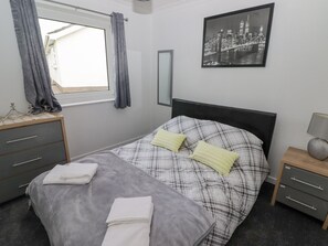 2 bedrooms, individually decorated, individually furnished, free WiFi - 48 Gower Holiday Village (Swansea)
