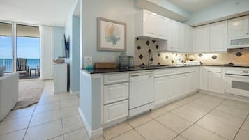 Lejlighed - 3 soveværelser | Privat køkken | Køleskab, ovn, kaffe-/temaskine