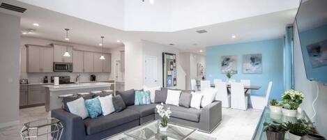 House, 5 Bedrooms | Living area