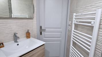 Regadera, toallas, jabón, papel de baño