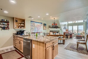 Apartamento, 3 habitaciones | Cocina privada | Frigorífico, horno, cafetera o tetera y hervidor eléctrico