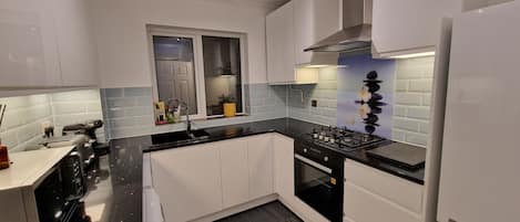 Maison | Cuisine privée | Réfrigérateur, micro-ondes, four, plaque de cuisson