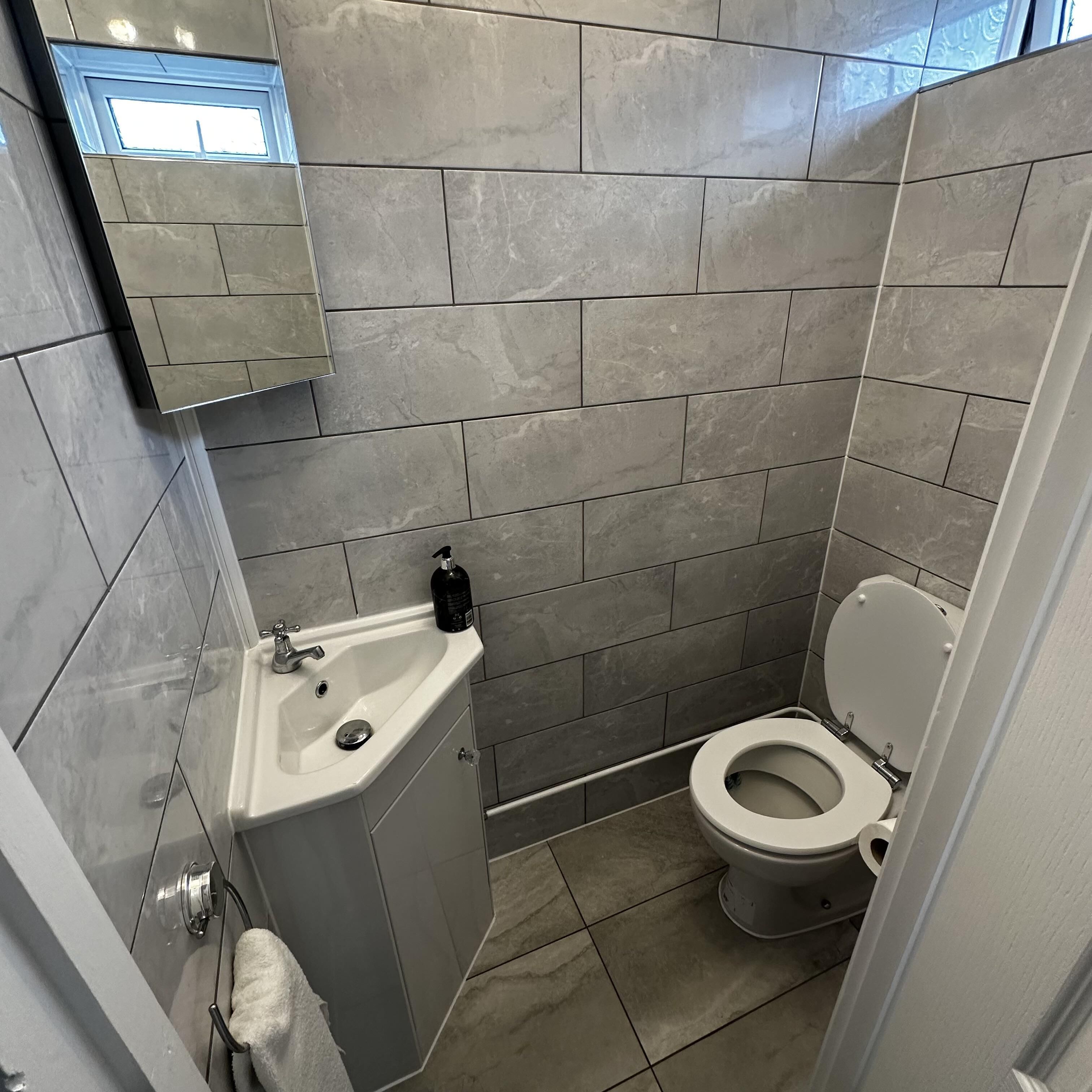 House | Bathroom | Combined shower/bathtub, deep-soaking bathtub, free toiletries