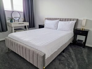 House | 3 bedrooms, desk, iron/ironing board, free WiFi