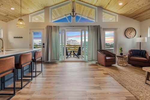 OBX Couples Getaway With Hot Tub-Short Walk to the Beach