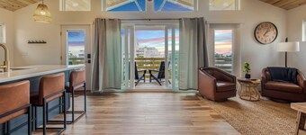 OBX Couples Getaway With Hot Tub-Short Walk to the Beach
