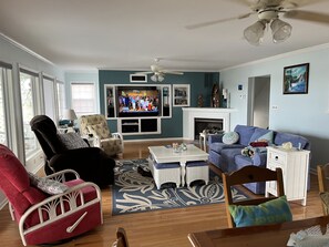 Smart TV, fireplace, DVD player, books - Enjoy the ICW overlooking N. Topsail Beach with Pier and 2 boat lifts. Pets OK (Sneads Ferry)