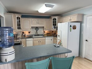 Kylskåp, mikrovågsugn, ugn och spishäll