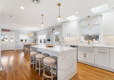 Cozy newly Renovated Beach House walking distance to beach and restaurants. 