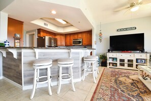 Refrigerador, microondas, horno, placa de cocina