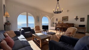 TV, books - Charming 50s waterfront villa exclusive sea access terrace garden (Saint-Raphaël)