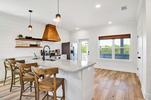 Ovn, opvaskemaskine, kaffe-/temaskine, brødrister