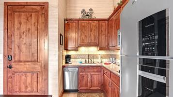 Jääkaappi, mikroaaltouuni, liesi, astianpesukone