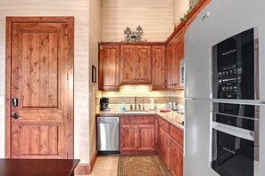 冷蔵庫、電子レンジ、コンロ、食器洗い機