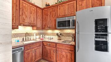 Réfrigérateur, micro-ondes, plaque de cuisson, lave-vaisselle