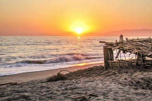 Only 4 houses away from the beautiful sands of Ventura Beach, this 3BR/2BA beach cottage with private Jacuzzi is the ultimate abode for a comfortable and relaxing vacation in sunny Ventura. Escape to a private patio with comforting gardens, and have