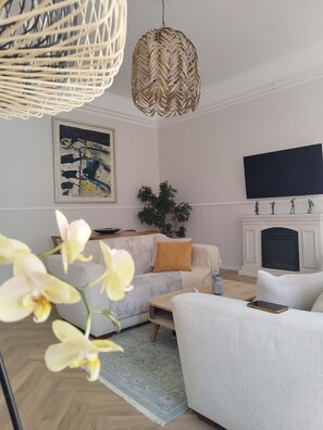Smart TV, fireplace