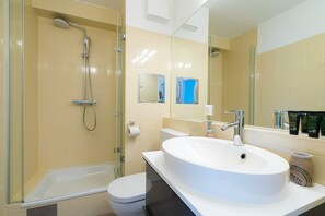 Shower, hair dryer, towels - Vienna Residence, Rochusmarkt - Wien Mitte #6428 (Vienna)