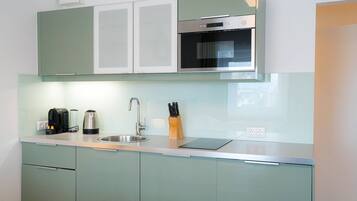 Kühlschrank, Mikrowelle, Herdplatte, Geschirrspüler