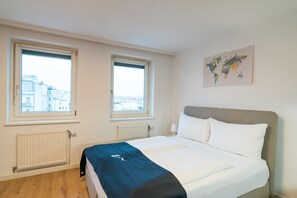 Tabla de planchar con plancha, wifi gratis y ropa de cama 