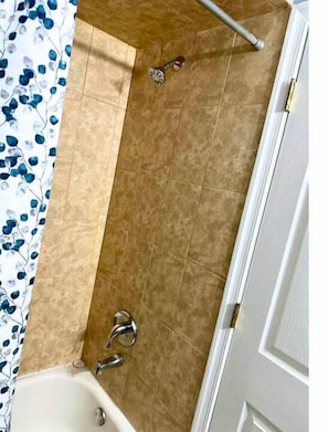 Kamar Double | Kamar mandi | Kombinasi shower/bathtub dan perlengkapan mandi gratis