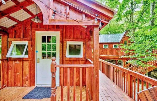 Emperor Cabin with Tiny house, Treehouse and bar