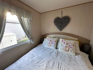 Cabin | 3 bedrooms, iron/ironing board, free WiFi, bed sheets - A Beautiful, Dog Friendly Holiday Home (Mablethorpe)
