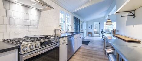 Kylskåp, mikrovågsugn, ugn och spishäll