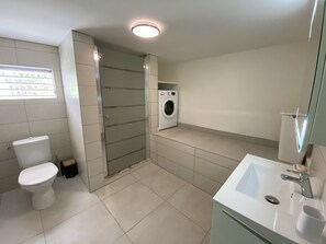 Douche, séchoir à cheveux, serviettes fournies, papier de toilette