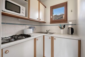 Køleskab, mikrobølgeovn, opvaskemaskine, kaffe-/temaskine