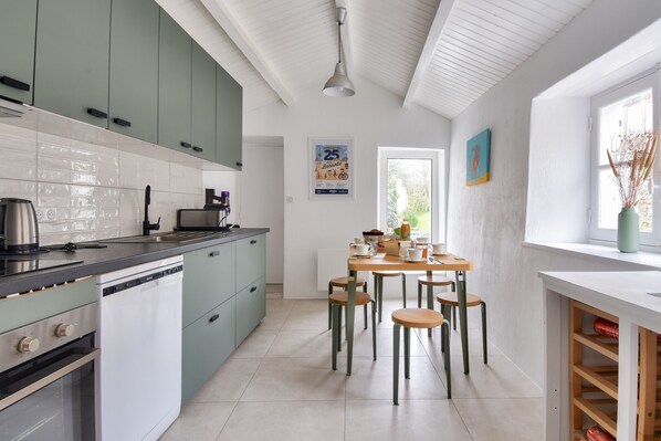 冷蔵庫、電子レンジ、オーブン、食器洗い機