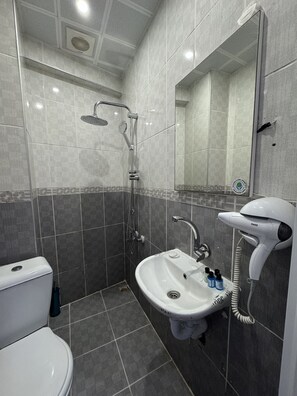 Standard Room | Bathroom | Shower, rainfall showerhead, free toiletries, bathrobes - ASMALI PERA HOTEL (Istanbul)