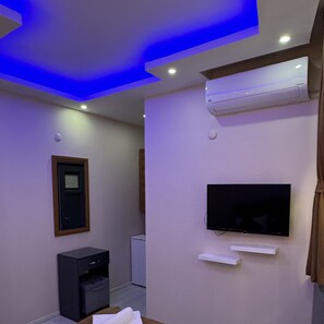 Desk, laptop workspace, soundproofing, free WiFi