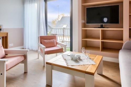 450m beach- Comfort in this pretty flat for 4