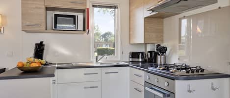 Réfrigérateur, four à micro-ondes, un four, surface de cuisson