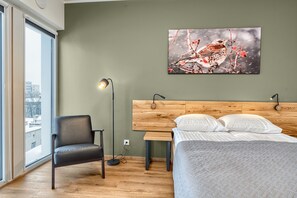 Dobbeltrom – deluxe, byutsikt | Skrivebord, wi-fi (inkludert) og sengetøy