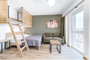 Deluxe Triple Room, City View | Meja, Wi-fi percuma, cadar katil