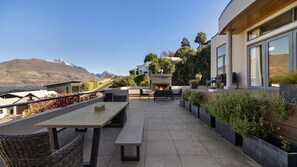 Outdoor dining - Picturesque on Peregrine - close to town with views (Queenstown)